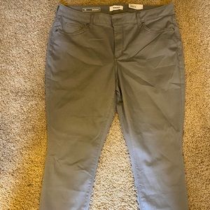 Women’s gray skinny pants